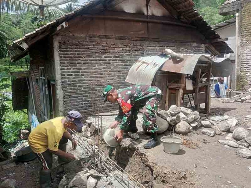 Babinsa Koramil 06 Kalibening Melaksanakan Gotong Royong Pembuatan RTLH Bersama Warga