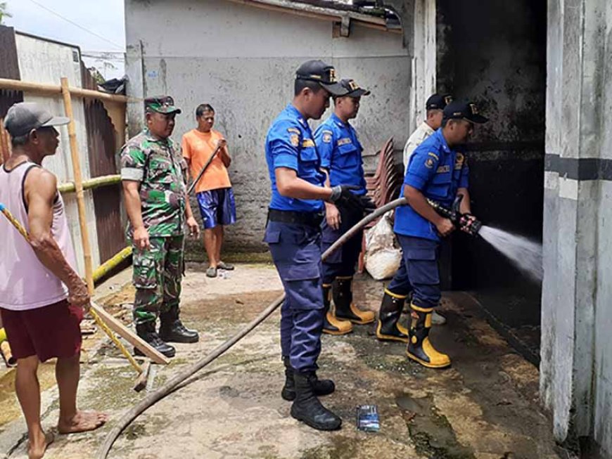 Babinsa Bantu Tim Damkar Bersihkan Bangunan Eks Tempat Penampungan Sampah