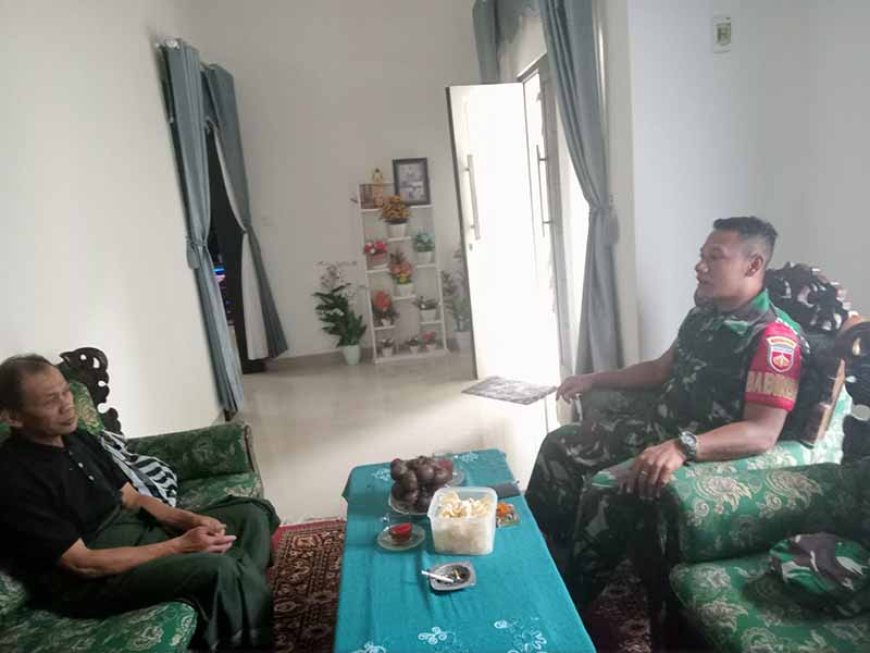 Babinsa Koramil 04 Karangkobar Melaksanakan Komsos Bersama Tokoh Masyarakat