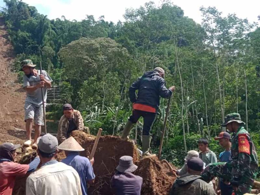 Babinsa Koramil 16 Pejawaran Bersama Warga Melakukan Kerja Bakti Pasca Terjadinya Tanah Longsor di Banjarnegara