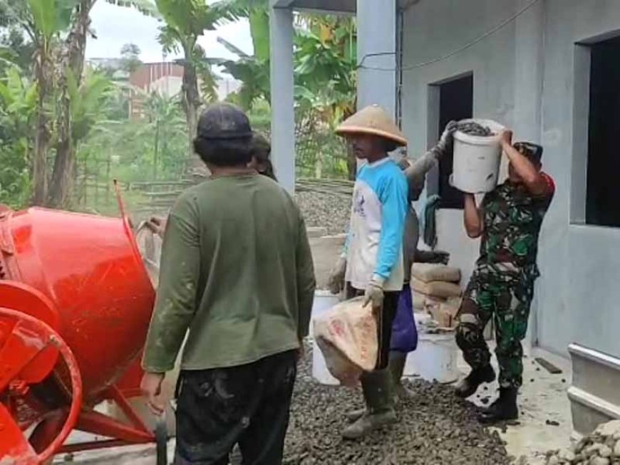 Babinsa dan Masyarakat Kerja Bakti Pengecoran Pondasi Masjid