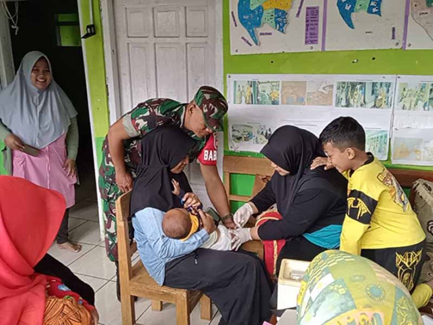 Babinsa Mendampingi Pelaksanaan Imunisasi Balita untuk Wujudkan Balita Sehat