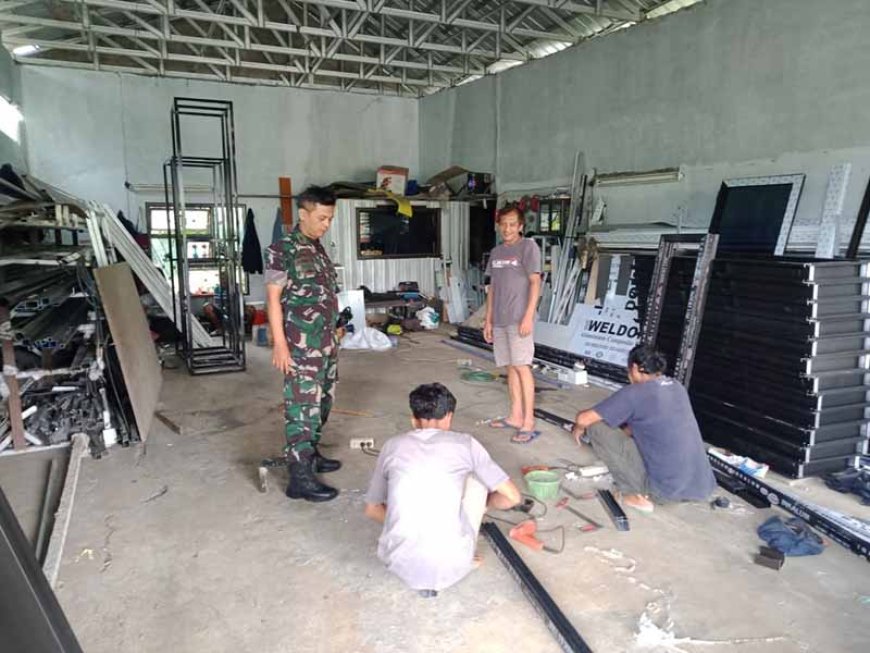 Komsos Dengan Pengerajin Etalase Babinsa Meningkatkan Usaha dan Kualitas Produk