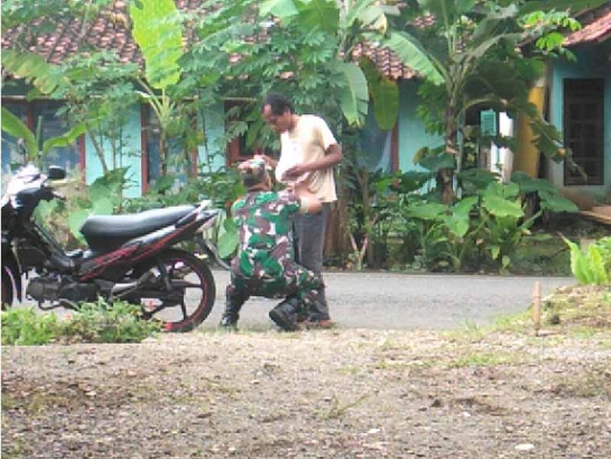 Babinsa Koramil 11Punggelan Memberikan Perhatian pada ODGJ yang Membutuhkan Pertolongan