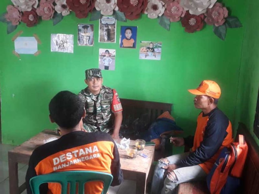 Babinsa Koramil 11 Punggelan Tingkatkan Sinergitas dengan Komsos