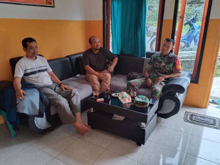 Babinsa Posramil Pandanarum Melaksanakan Komsos dengan Panwas Kec Pandanarum