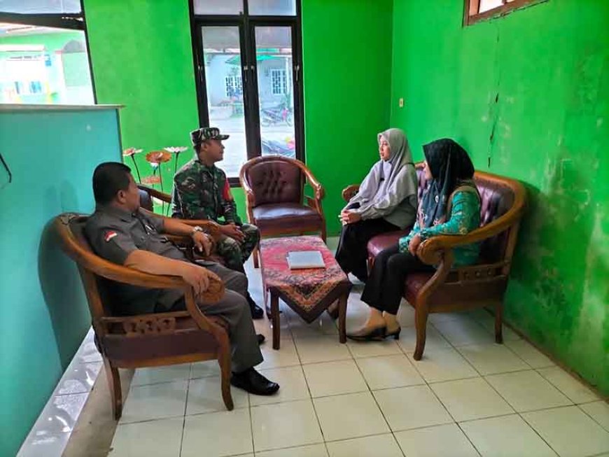 Babinsa Koramil 11 Punggelan Lakukan Komsos dengan Perangkat Desa Petuguran untuk Mengantisipasi Dampak Cuaca Ekstrem