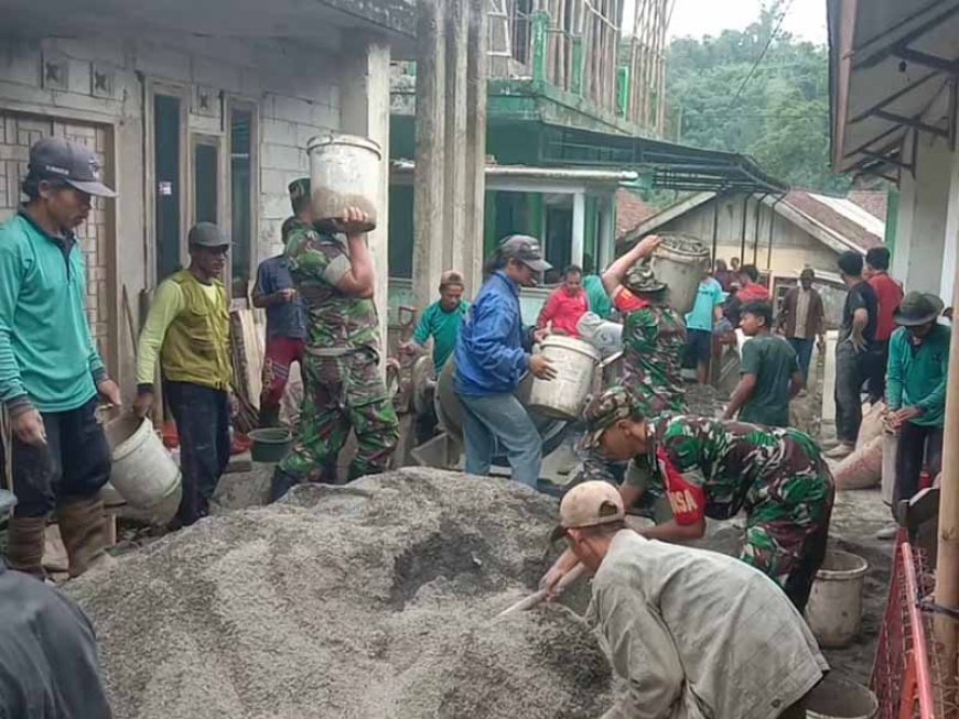 Babinsa Koramil 04 Karangkobar Bersama Warga Gotong Royong Pengecoran Masjid Baiturokhim