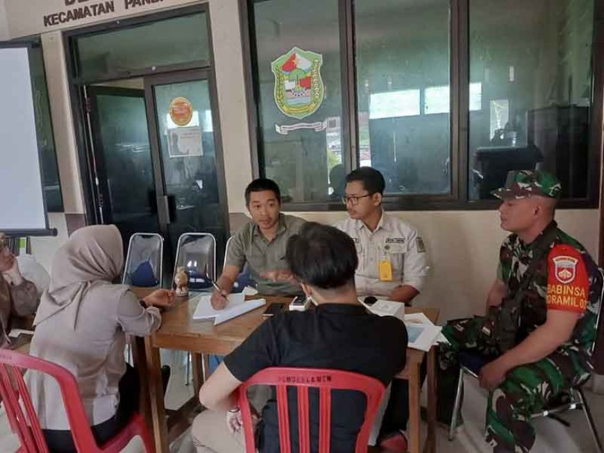 Babinsa Melakukan Komsos dengan Tim PTSL di Balai Desa Lawen Pandanarum