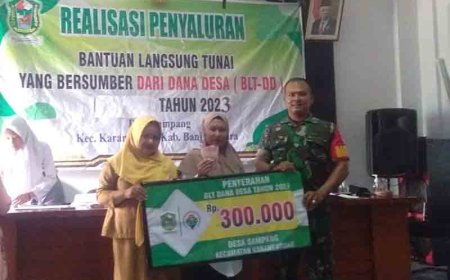 Babinsa Dampingi Penyaluran BLT DD Untuk Pastikan Sasaran Tepat