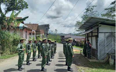 Babinsa Koramil 04/Krb Kodim 0704/Banjarnegara Memberikan Pelatihan PBB pada Linmas Desa Purwodadi Kecamatan Karangkobar