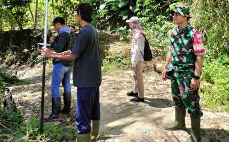 Babinsa Koramil 10 Bawang Ikuti Kegiatan Pengukuran Tanah Peserta PTSL di Desa Kebondalem