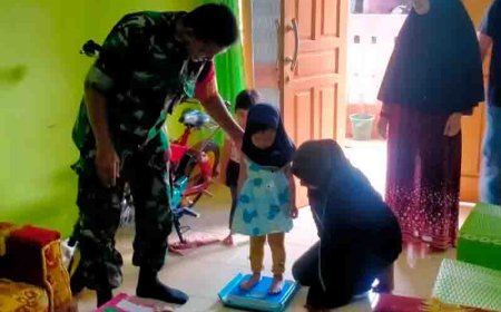 Babinsa Koramil 14 Madukara Mendukung Pelaksanaan Posyandu Balita di Desa Gununggiana