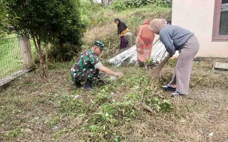 Babinsa Bersama PKK dan Warga Masyarakat Membersihkan Lingkungan di Wilayah Binaannya
