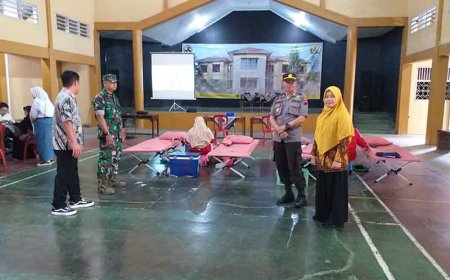 Partisipasi Babinsa dalam Kegiatan Pendampingan Donor Darah di SMA Negeri 1 Karangkobar