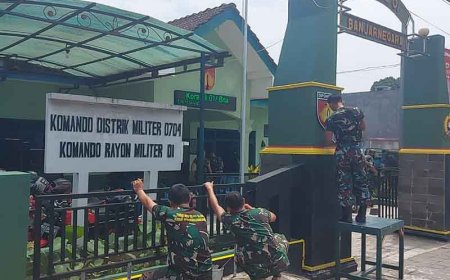 Anggota Melakukan Pembersihan dan Perawatan Kantor Koramil