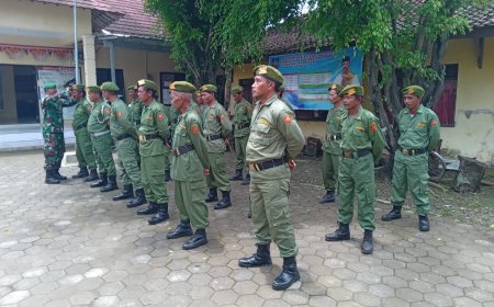 Babinsa Koramil 04 Warureja Komsos Dengan Linmas Desa Banjarturi