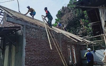 Babinsa Bersama Warga Lakukan Kerja Bhakti untuk Perbaiki Rumah