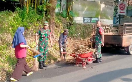 Babinsa Koramil 14Madukara Bersama Warga Melakukan Karya Bakti Pembersihan Jalan dan Gorong-gorong