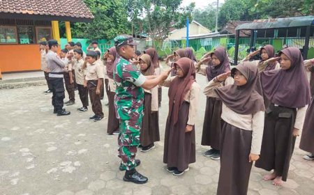 Babinsa dan Babinkamtibmas Berikan Pelatihan PBB di SD Negeri Danakerta