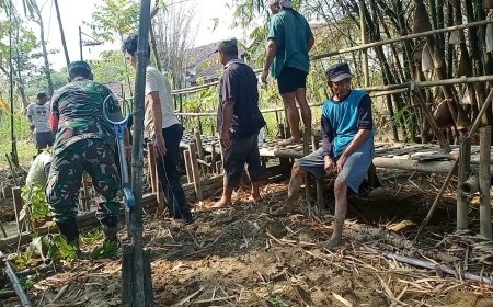 Babinsa Kodim Tegal Melaksanakan Kerja Bakti Pembersihan Aliran Sungai