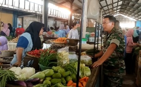 Di Awal Bulan Ramadhan, Danramil 03 Sumurpanggang Pantau Harga Sembako