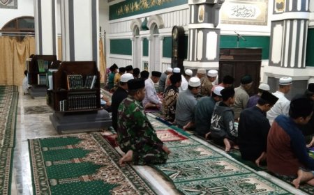Babinsa Koramil 20 Bojong Sholat Tarawih Bersama Warga Binaan