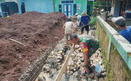 Babinsa Laksanakan Karya Bakti untuk Mewujudkan Kemanunggalan TNI dengan Rakyat