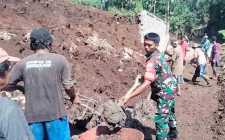 Babinsa Desa Gentansari dan Warga Masyarakat Bersihkan Material Longsor