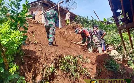 Karya Bakti Pembersihan Material Longsoran Tanah Di Dusun Pamurian