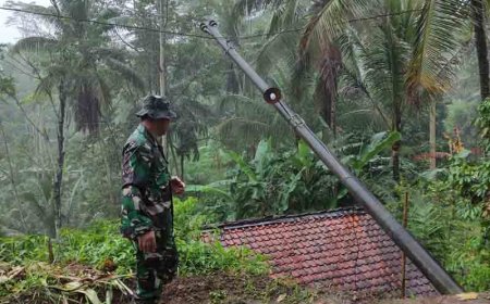 Babinsa Kodim 0704 Banjarnegara Bergerak Cepat Membersihkan Material Longsor