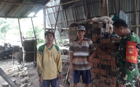 Babinsa Koramil Talang Kodim Tegal Komsos Dengan Perajin Batu Bata