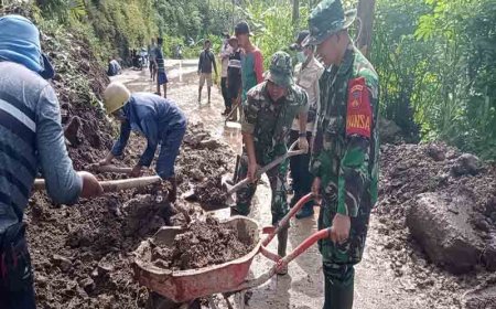 Sinergi TNI Polri Dan Masyarakat Bahu Membahu Bersihkan Material Longsor