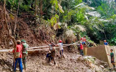Babinsa Bantu Warga Pungangan Memperbaiki Saluran Air Bersih
