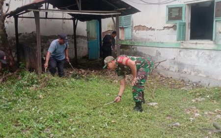 Babinsa Kodim Tegal Gotong Royong Bersihkan Lingkungan