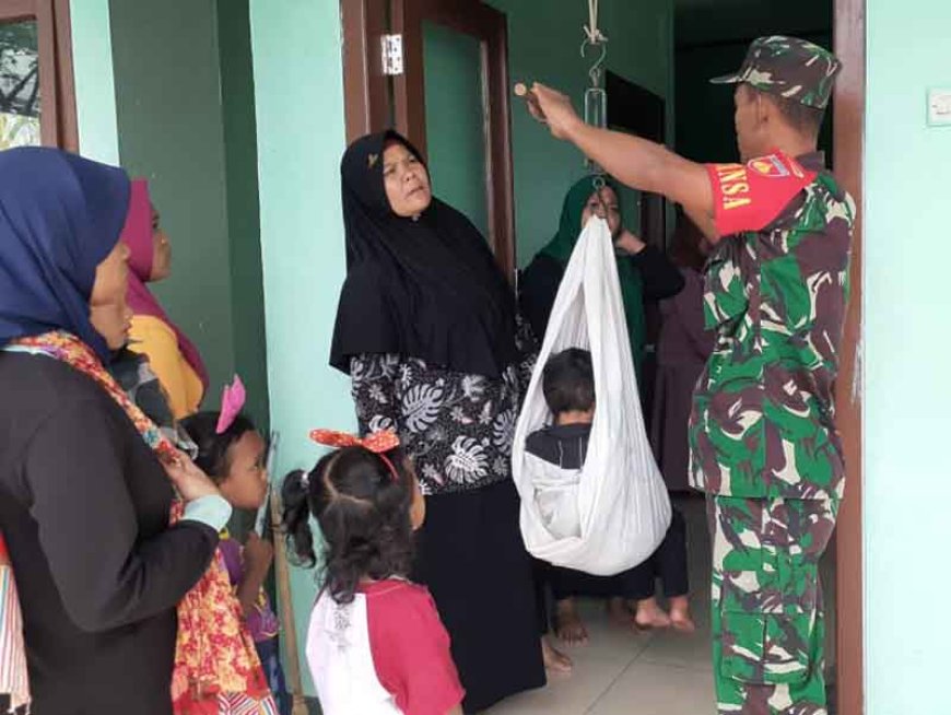Babinsa Koramil 18 Pagentan Mendampingi Posyandu untuk Mencegah Stunting