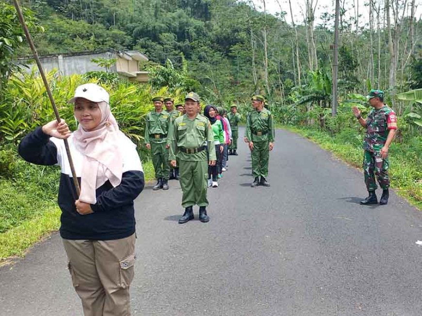 Babinsa Berikan Pelatihan PBB untuk Meningkatkan Kemampuan Linmas