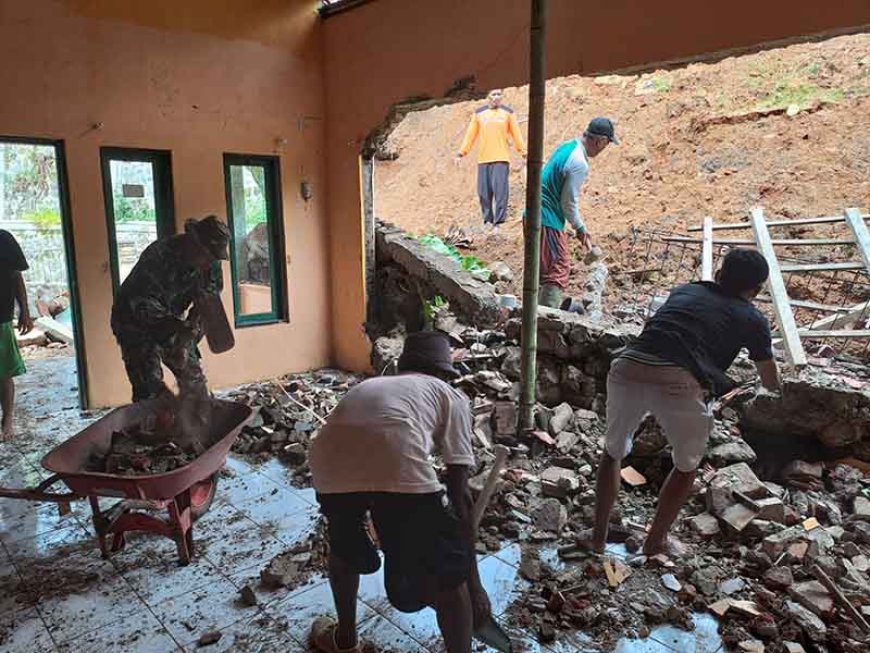 Hujan Deras Mengakibatkan Tanah Longsor