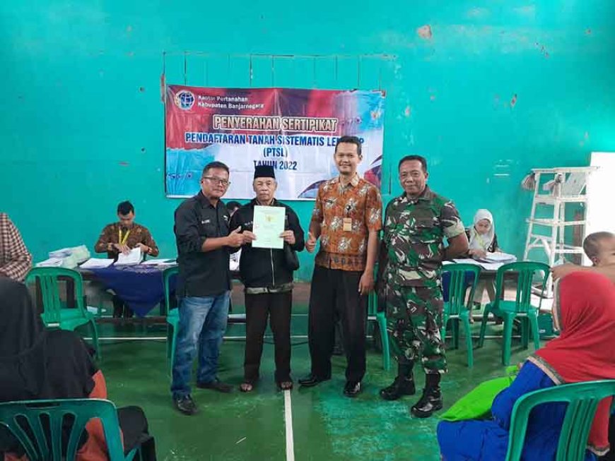 Penyerahan Sertifikat Tanah Program Pendaftaran Tanah Sistematik Lengkap