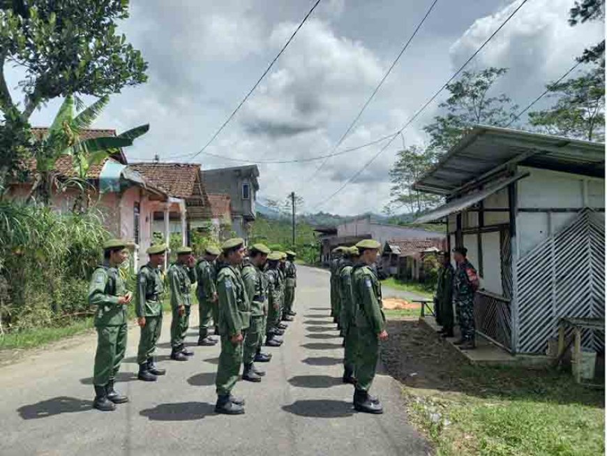 Babinsa Koramil 04/Krb Kodim 0704/Banjarnegara Memberikan Pelatihan PBB pada Linmas Desa Purwodadi Kecamatan Karangkobar