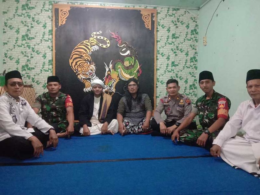 Babinsa Koramil 04/Krb dan Kapolsek Karangkobar Mempererat Silaturahmi dan Komunikasi Sosial dengan Tokoh Agama