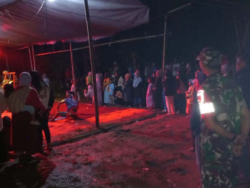 Babinsa dan Bhabinkamtibmas Patroli Malam Hari, Sambangi Pentas Seni Kuda Kepang di Karangkobar