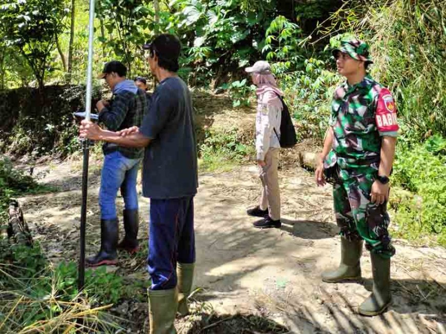 Babinsa Koramil 10 Bawang Ikuti Kegiatan Pengukuran Tanah Peserta PTSL di Desa Kebondalem