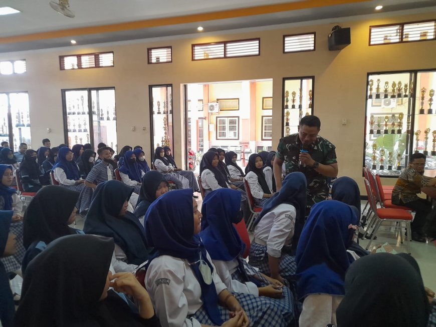 Cegah Kekerasan Pelajar, Babinsa Koramil 10 Dukuhturi Masuk Sekolah