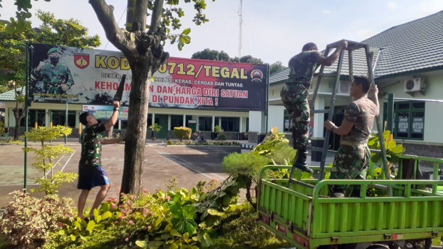 Cegah Korban Jiwa Saat Hujan Deras dan Angin Kencang, Anggota Kodim Tegal Pangkas Pohon