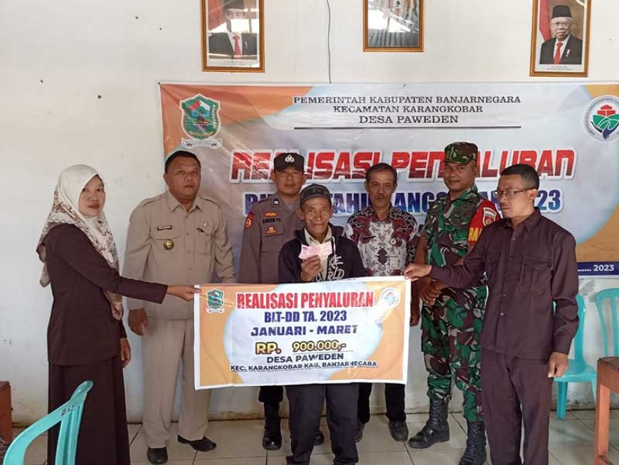 Babinsa dan Bhabinkamtibmas Karangkobar Dampingi Penyaluran BLT DD Desa Paweden