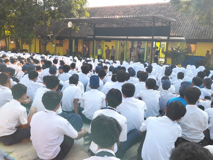 Cegah Tawuran Antar Pelajar, Babinsa Koramil Lebaksiu Laksanakan Bimbingan Kepada Siswa SMP N 2 Lebaksiu
