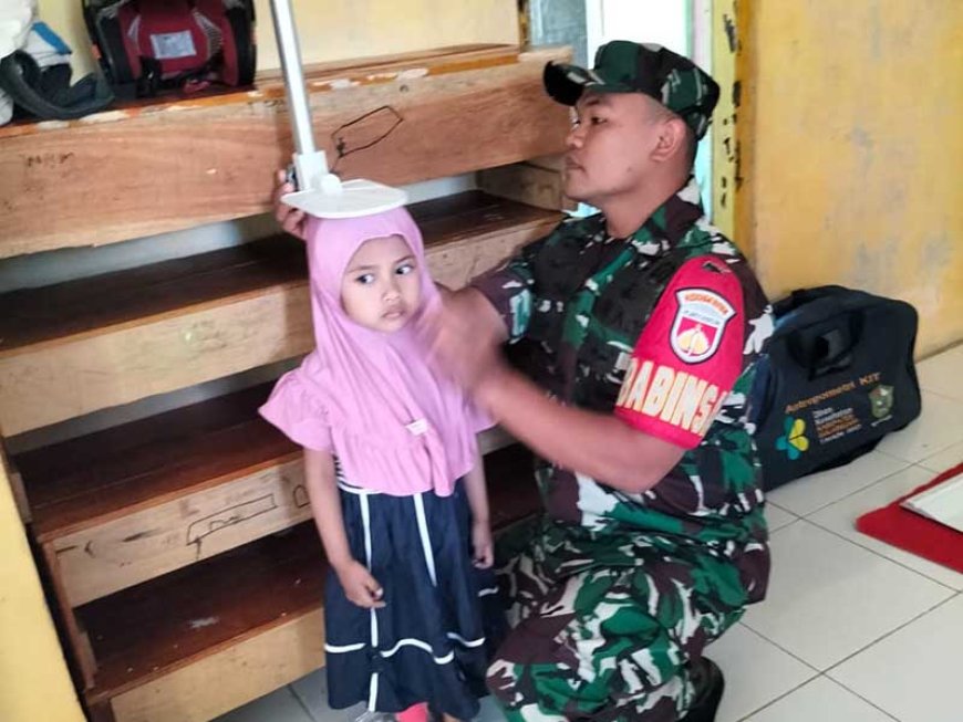 Babinsa Pendamping Kegiatan Posyandu Balita di Desa Sambong