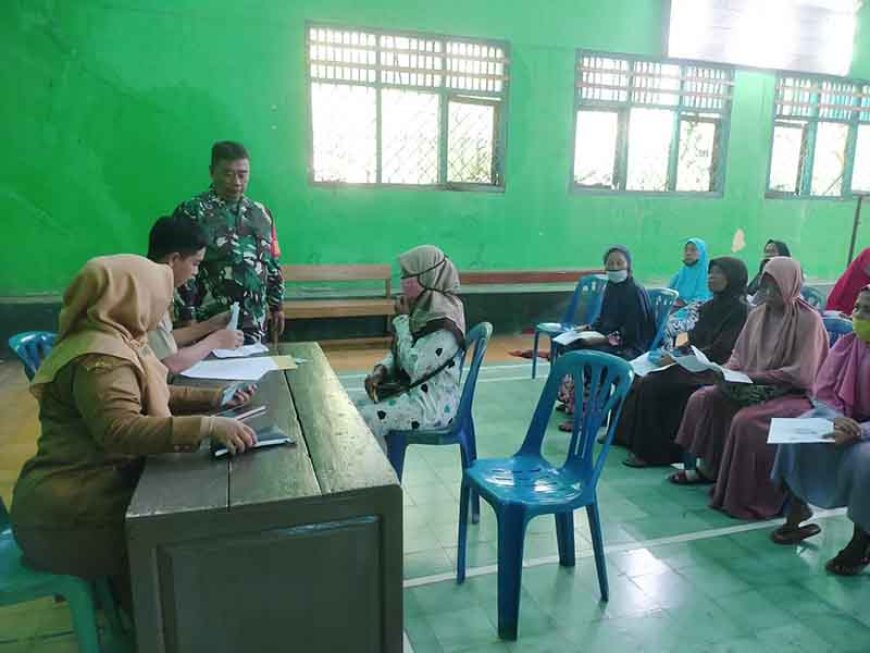 Babinsa Menjadi Pendamping Penyaluran Blt-Dd Di Desa Badakarya