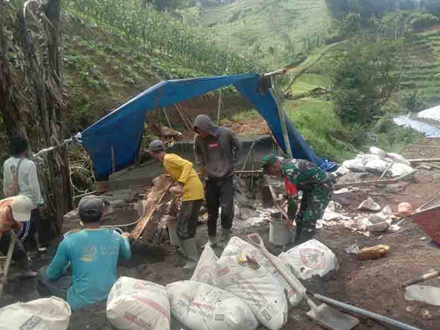 Karya Bakti Pembuatan Jembatan untuk Meningkatkan Transportasi di Desa Pegundungan